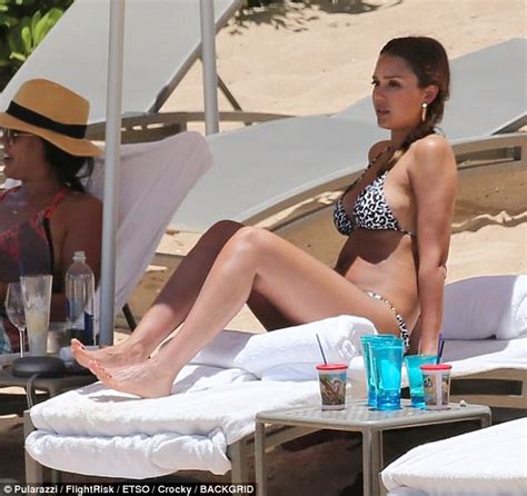Pregnant Jessica Alba Dons Bikini During Hawaiian Holiday Daily Mail