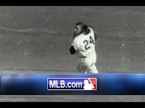 Willie Mays makes an amazing over-the-shoulder catch ...