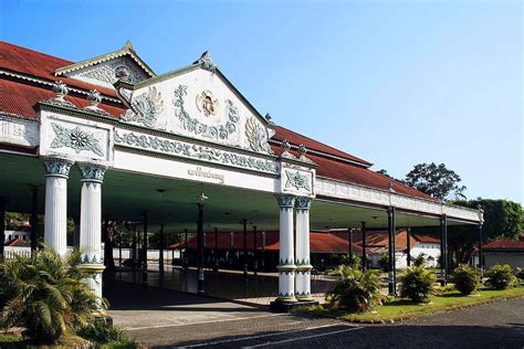 Ternyata vintage artinya ciptaan masa kini, namun dengan gaya jaman dulu. 5 Istana Kerajaan di Indonesia yang Bisa Kamu Kunjungi