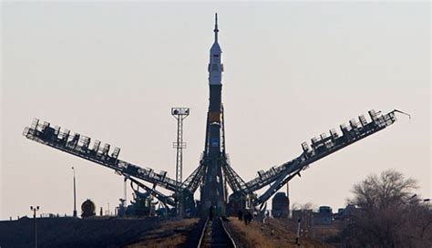 Roket Soyuz Bawa 3 Astronot Ke Stasiun Ruang Angkasa Foto