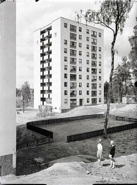 Köpcentrat byggdes om under åren 1997 till 1999 och återinvigdes 1999. Farsta Centrum | Svenska Bostäder