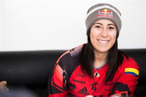 Montó en una bicicleta rosada, sin rueditas de apoyo, muy rápido alrededor del mundo •. Mariana Pajón: BMX Race | Red Bull Athlete Profile