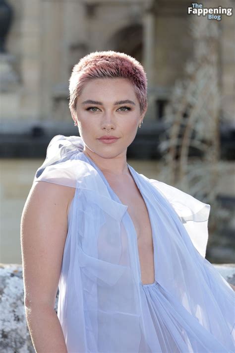 Florence Pugh Flashes Her Nude Tits At The Valentino Haute Couture Show