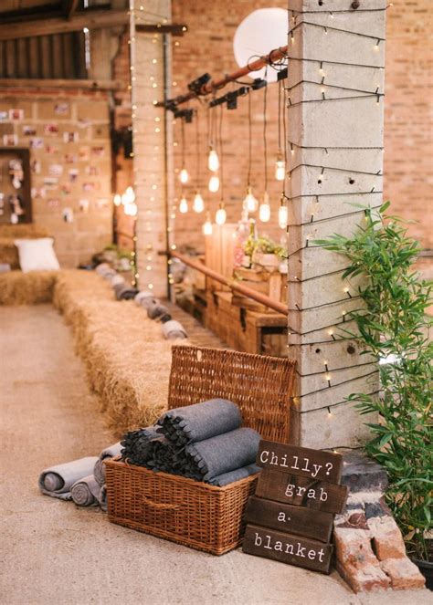 25 Sweet And Romantic Rustic Barn Wedding Decoration Ideas