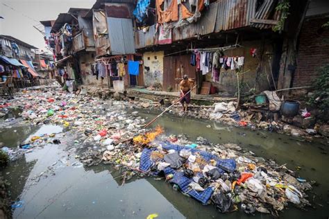 Dari hari ke hari sampah itu terus menumpuk dan terjadilah bukit sampah seperti yang sering kita lihat. Sungai "Sejuta Sampah" dan Kurangnya Kesadaran Warga...