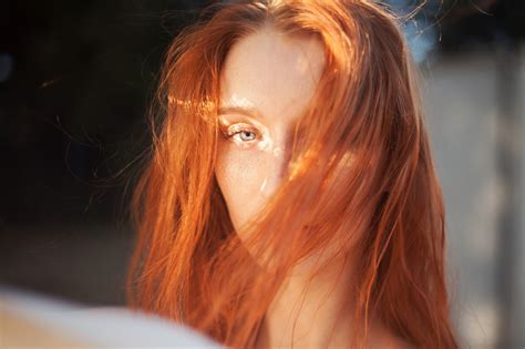 wallpaper menghadapi sinar matahari wanita si rambut merah model potret rambut panjang