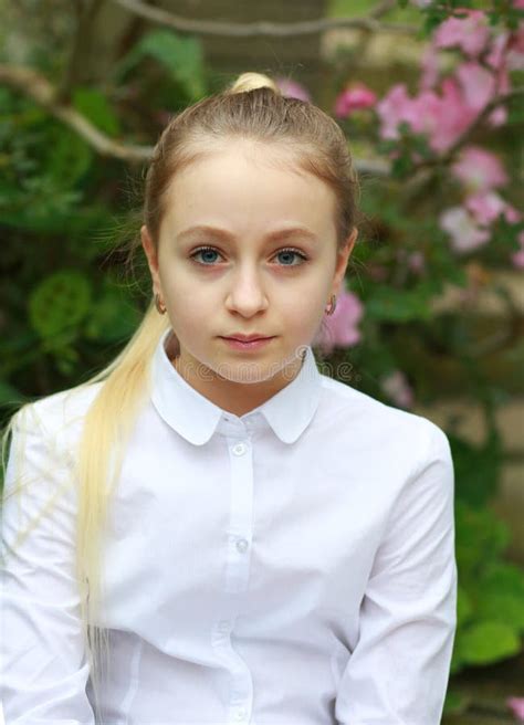 La Jeune Fille Avec De Longs Cheveux Blancs Formelle Dans Une Chemise