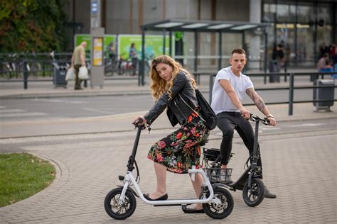 Elektryczna hulajnoga z siodełkiem co mówią o niej nowe przepisy