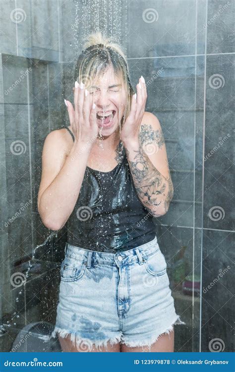 Gekleidete Frau Unter Der Dusche Stockfoto Bild Von Relax Baden