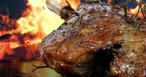 El truco para que este cordero al horno tenga un sabor y una textura espectacular es tenerlo en agua durante 1 hora antes de cocinarlo. Cordero asado, la elegancia de la parrilla - ASADACHO ...