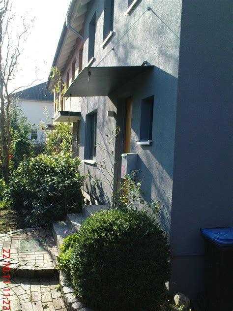 Vordach köln, selbstragend mit winkelschiene. Vordach aus lackiertem Stahlblech, abgespannt durch ...