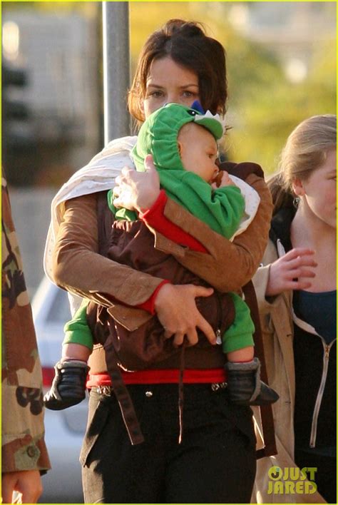 Evangeline Lilly And Son Out In Vancouver Photo 2592778 Evangeline Lilly Pictures Just Jared