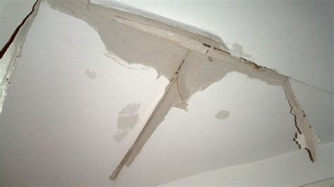 Fixing a roof is not for the fainthearted. How to fix water leaking from ceiling - Ideas by Mr Right