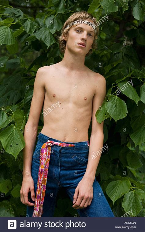 Nackter Oberkörper Junge Stand Gegen Grüne Blätter Porträt Stockfoto Bild 284239669 Alamy
