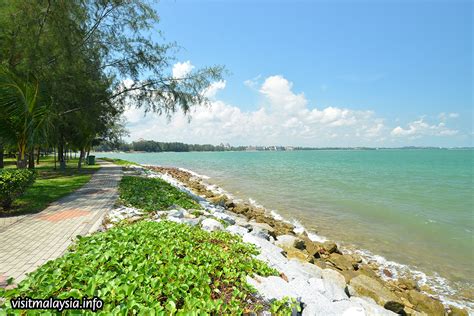 Free entrance for children under 90 cm in height. PD Waterfront