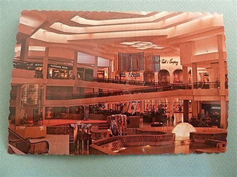 Skatiet 9 sociālās lapas, ieskaitot facebook un twitter, stundas, tālrunis, epasts, tīmekļa vietnes un sīkāku informāciju par šo biznesu. Marshall Field Co Dept Store Woodfield Mall SCHAUMBURG ...