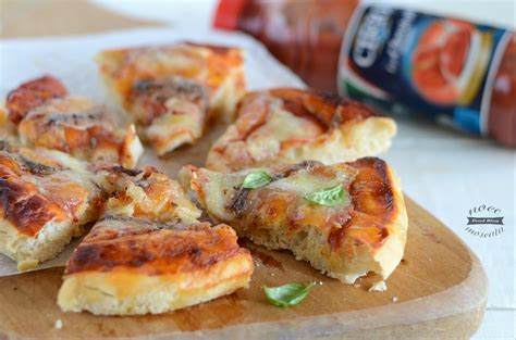 Soffice e dal gusto delicato grazie alla presenza del lievito madre, fritta o a base di pasta sfoglia, la pizza è uno dei piatti tipici della nostra cucina, una vera e propria prelibatezza a cui è impossibile resistere. Pizza napoletana fatta in casa, soffice e croccante