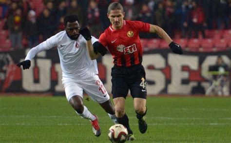 Lig ekiplerinden eskişehirspor, yeni sezon formalarını belirledi. Mehmet Özcan'ın gözü Trabzonspor'da