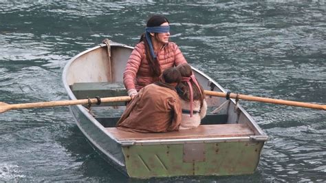 A woman and a pair of children are blindfolded and make their way through a dystopian setting. Bird Box streaming - Film Streaming VF