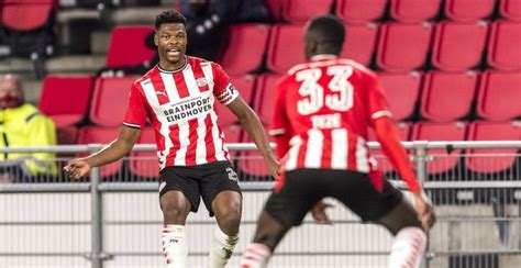 Maar ze deed het niet. 'Wat Ajax nu heeft met Klaassen, Tadic en Blind, dat moet ...
