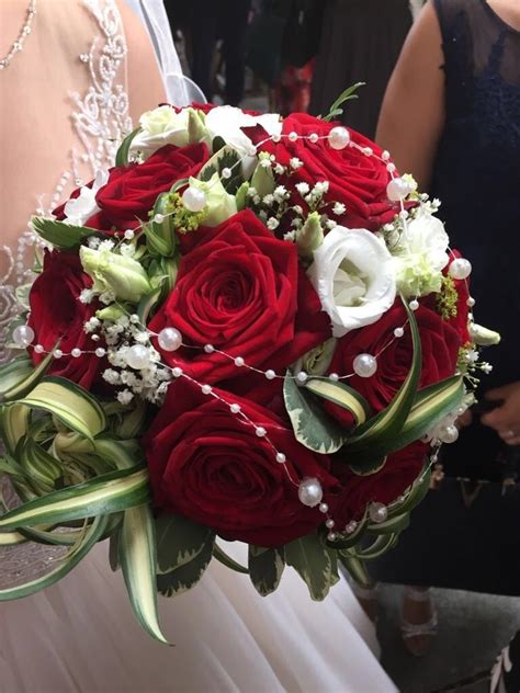 Klassische Brautkugel Aus Roten Rosen Heiraten Mit Brautde Rote