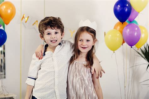 Fonds Decran Jour Fériés Deux Garçon Petites Filles Câlin Ballon Jouet