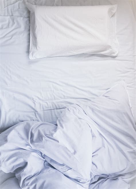 枕头 羽绒被 凌乱 床 床垫 毯子 白色 卧室 酒店 正上方视角 摄影素材 汇图网www huitu com