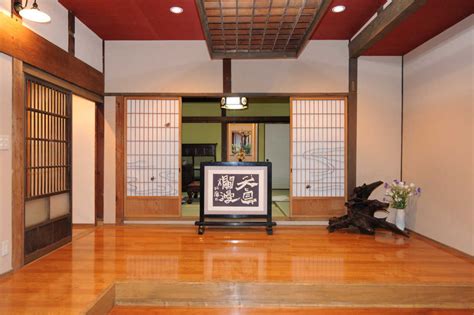 Rumah tradisional jepang terdiri dari beberapa ruangan utama, yaitu washitsu (ruang serba guna yang dapat digunakan sebagai ruang tamu,kamar tidur dan ruang keluarga), genkan (area pintu masuk), dapur dan washiki (toilet). Desain Rumah Kayu Unik Natural Gaya Jepang