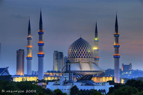 Shah alam, where the sultan salahuddin abdul aziz shah mosque is located, is known as the city of roundabouts because it has 18 of them. Beautiful Masjid in The World II | Pos Hari Ini