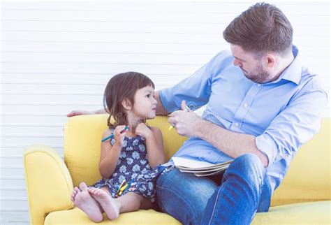 Un Padre Y Su Hija Pasan Tiempo Juntos Imagen De Archivo Imagen De