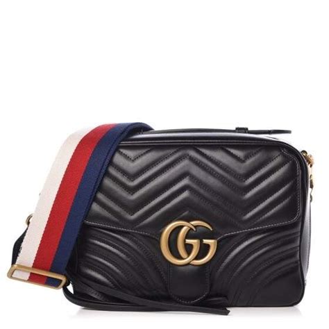 Under the creative direction of #alessandromichele gucci is redefined as a luxury brand with a contemporary. BOLSA GUCCI CALFSKIN MARMONT MATELASSE SHOULDER PRETA - Ofertas de Grife