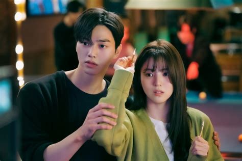 '알고있지만' 한소희 실제 미대 전공…직접 그린 작품 나온다. 첫방 D-2 '알고있지만' 송강X한소희, '단짠맵' 관전포인트 셋-pickcon