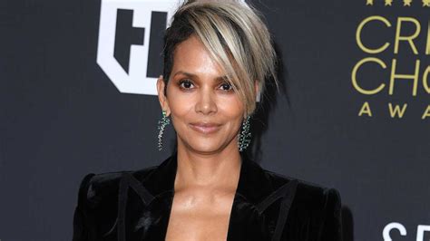 Movie Star Halle Berry Shocks Fans As She Strips Totally Naked On Her