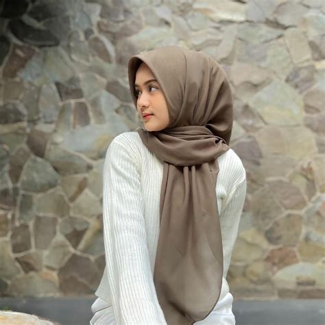 Pin Oleh Maya Kimochi Di Hijab Stylist Gaya Hijab Gaya Pose Fotografi Wanita