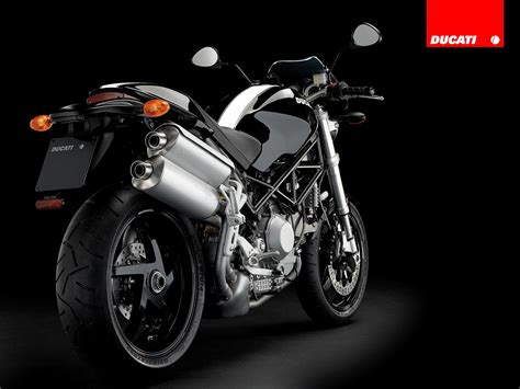 Na opzoekwerk en gesprekken met pam de vries (ducatinorth europe en nadien ducati italië) wou men 12 s2r1000 ombouwen naar de oranje versie. 2008 Ducati Monster S2R 1000