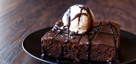Brownie Met Vanille Ijs En Topping Chocolade Colac