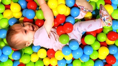 Las Bolas De Colores Juguetes De Bianca Vídeo Infantil Youtube