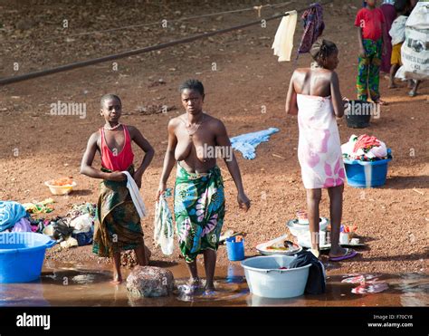 Gabu Guin E Bissau Avril Les Femmes Africaines En Baignoire Et Lave Des V Tements