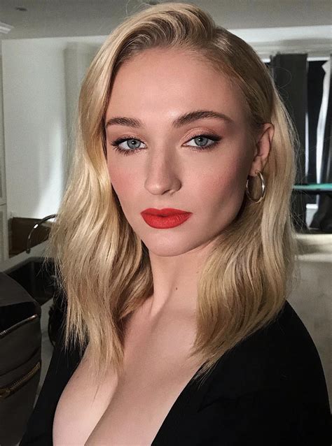 Sophie Turner Showing The Power Of Red Lipstick Rladyladyboners