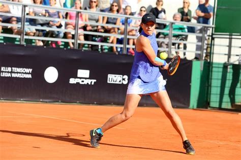 Transmisje z tego turnieju przeprowadza telewizja polsat sport i to na tym programie można dzisiaj obejrzeć mecz igi świątek na żywo. WTA Lugano: Iga Świątek - Viktoria Kuzmova NA ŻYWO GODZINA ...