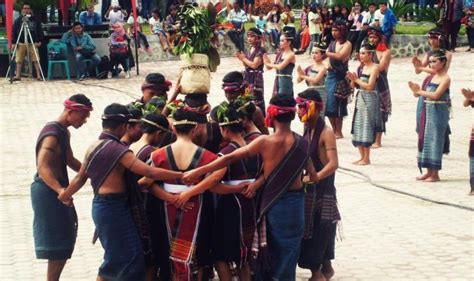 Tertib acara natal ina hkbp dalam bahasa batak lengkap dengan liturgi dan prolok : Cara Sederhana Untuk Mempelajari Bahasa Batak - Belajar Bahasa Online Lokal/ Local Languange