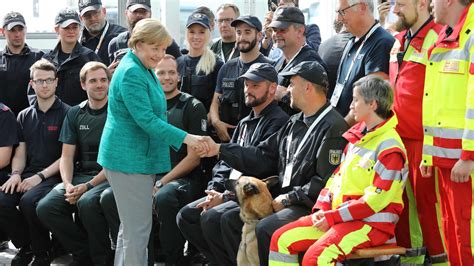 Merkel Hylder Politiets Indsats Ved Gadekampe I Hamborg Tv 2