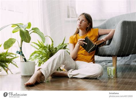Ein Attraktives Mädchen Liest Ein Buch Sitzt Auf Dem Boden Des Hauses