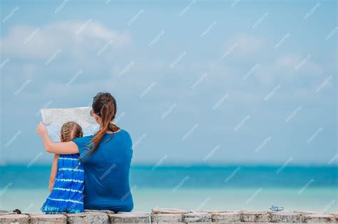Hermosa Madre E Hija En La Playa Caribeña Foto Premium