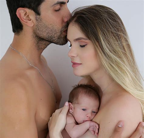 Bárbara Evans posta fotos de ensaio fotográfico com o marido e a filha recém nascida Minha