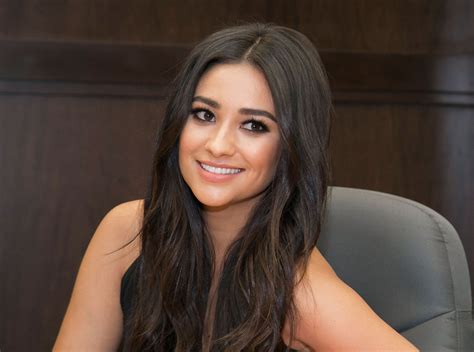 Shay Mitchell Sobbing Over The End Of Pretty Little Liars Is All Of Us Glamour