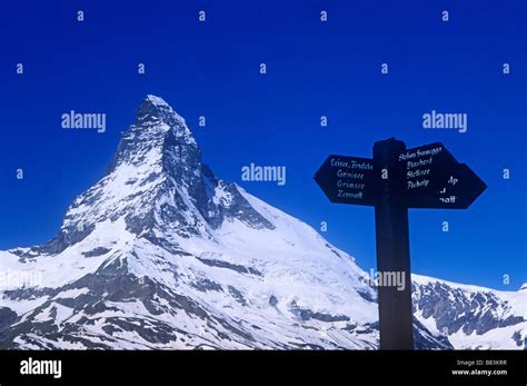 The Matterhorn And Signpost Above Zermatt Switzerland Stock Photo Alamy