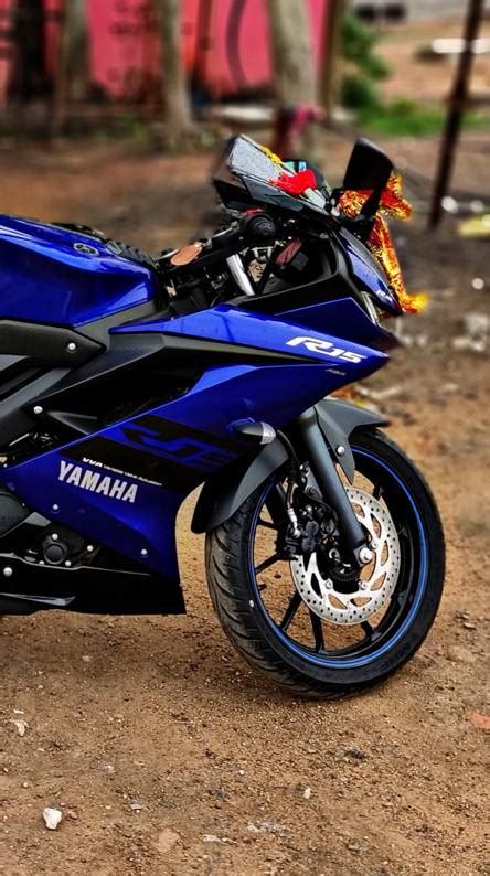With liquid cooled, sohc and four valve engine, it can produce maximum power 19.04 bhp @ 10000 rpm along with 14.7 nm @ 8500 rpm maximum torque. 1080p Images: Full Hd Yamaha R15 V3 Mobile Wallpaper
