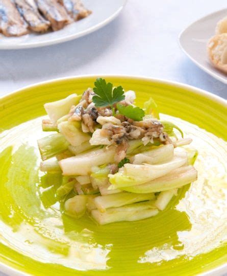 Indossate un paio di guanti da cucina per maneggiare tranquillamente l'ortica senza rischiare di irritarvi le mani. Come cucinare le puntarelle: 10 ricette buonissime ...