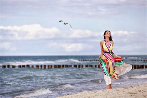 Pantalla Grande De Mujeres En La Playa Imagui